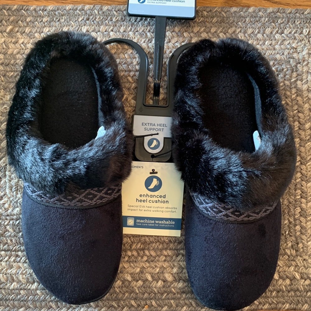 New women’s Isotoner house shoes size 7.5/8